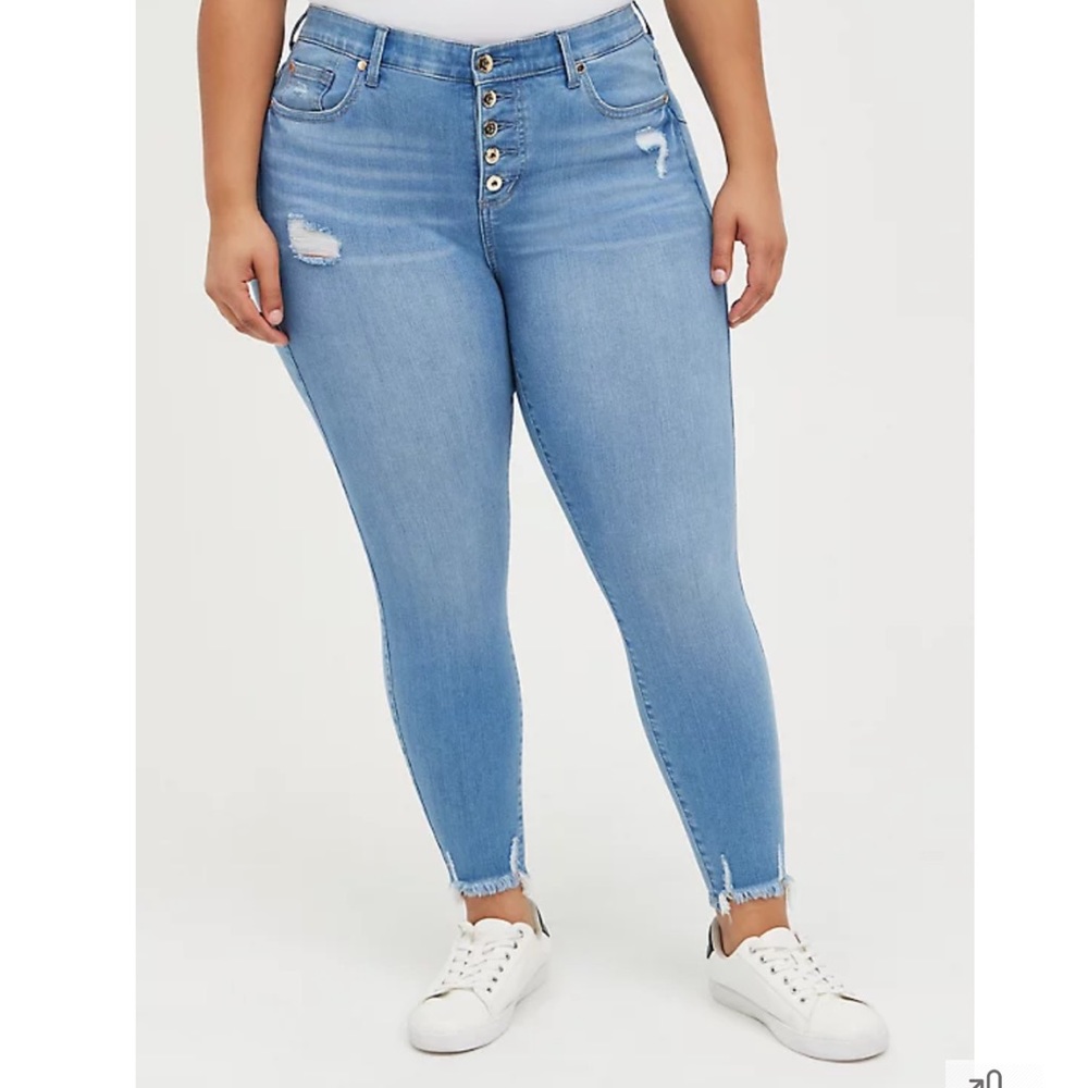 ✨TORRID BOMBSHELL SKINNY JEAN - PREMIUM STRETCH ECO MEDIUM WASH- Size 18✨